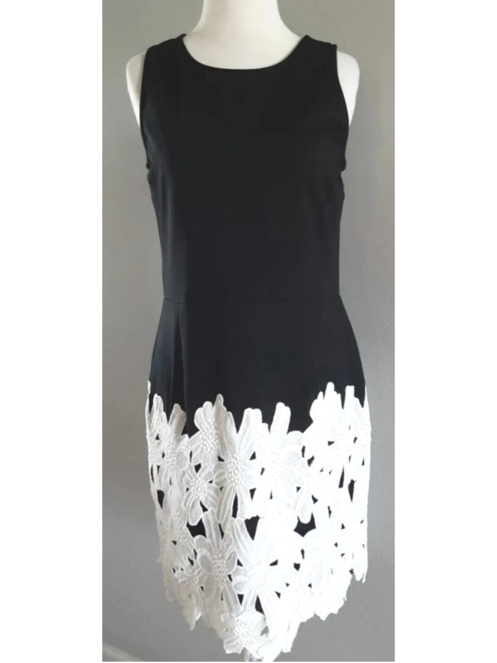 DANIEL CREMIEUX•MARITZA DRESS•SZ L•BLACK SHEATH W/ 16" BAND WHITE FLOWERS•SPRING